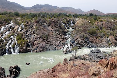 Blick auf drei Epupa-Wasserfälle
