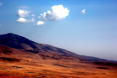 Die Landschaft zwischen Serengeti und Ngorongoro-Krater