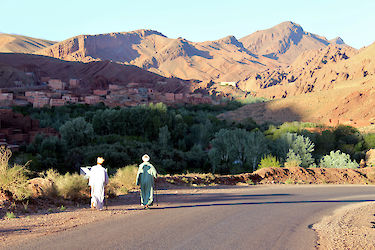 Männer folgen Straße im Atlas. Marokko
