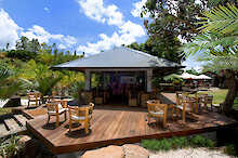 Lounge im Lakaz Chamarel mit Stühlen und Tischen auf der Terrasse