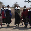 Gruppe an Kindern und Erwachsenen in Tansania