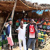 Menschen an Marktstand in Tansania