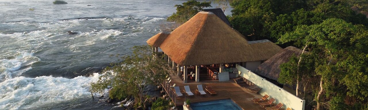 Luftaufnahme der Lodge am Fluss. Uganda