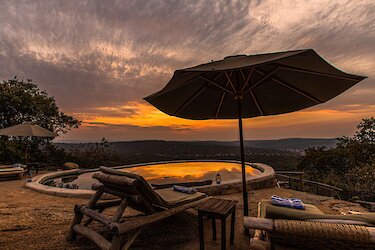 Mihingo Lodge Blick zum Pool im Sonnenuntergang in Uganda