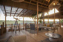 Savute Safari Lodge Loungebereich mit Aussichtsdeck
