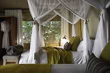 Sanctuary Gorilla Forest Camp Blick ins Schlafzimmer mit Doppelbett