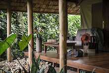 Sanctuary Gorilla Forest Camp Terrasse mit Sitzgelegenheit