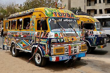 Bus auf der Straße von Dakar
