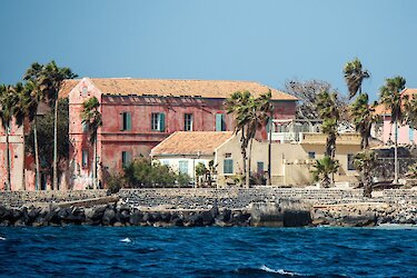Blick vom Boot auf die Insel Gorée
