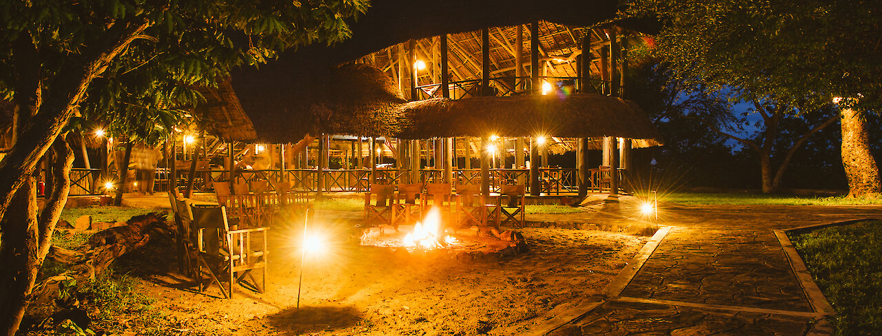 Rufiji River Camp Lagerfeuer vor dem Hauptgebäude. Tansania