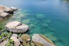 Felsen im kristallklaren Wasser