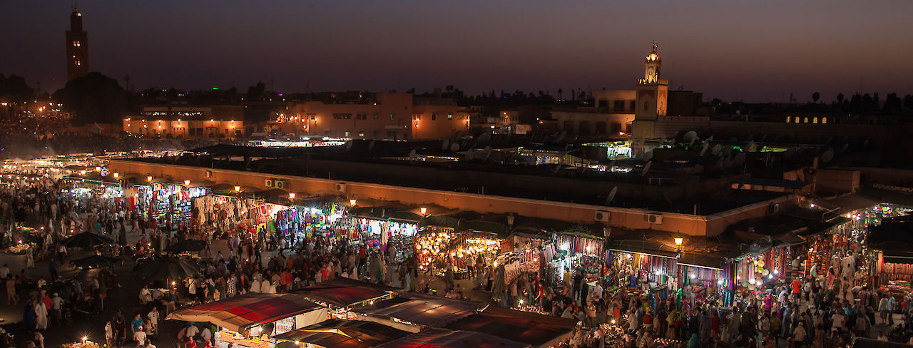 Marokkanischer Markt bei Nacht