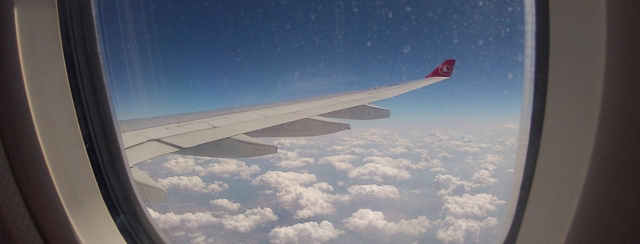 Blick auf Wolken aus dem Flugzeug