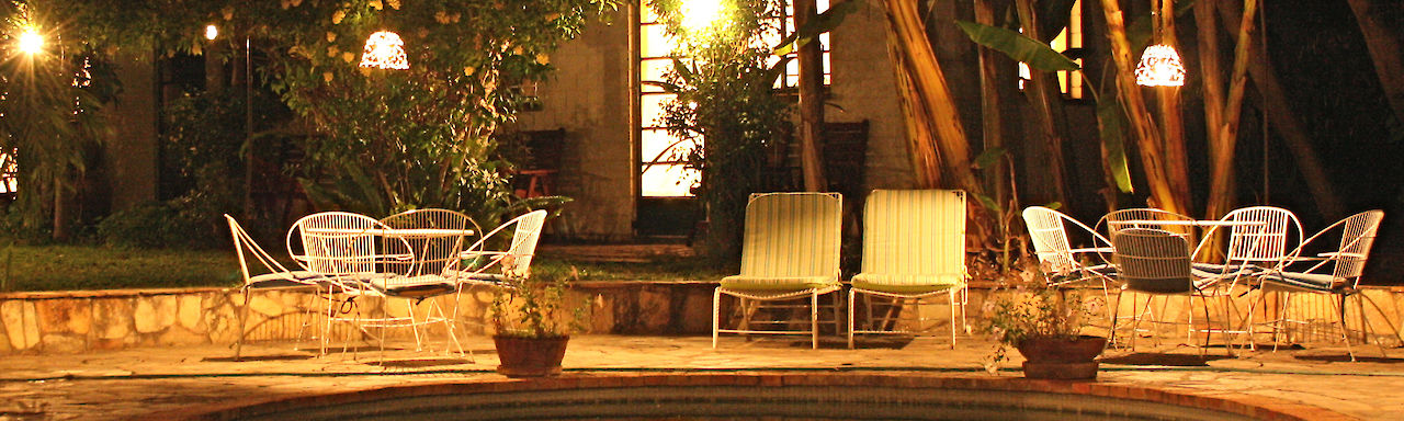 Pool des Traveller´s Guesthouse bei Nacht