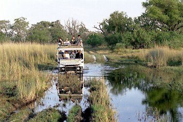 Mit dem Geländewagen durch das Sumpfgebiet