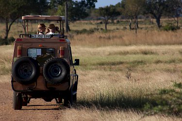 Geländewagen auf Safari in Tansania