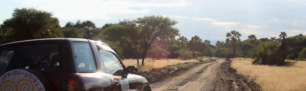 Akwaba-Geländewagen in Uganda auf der Piste