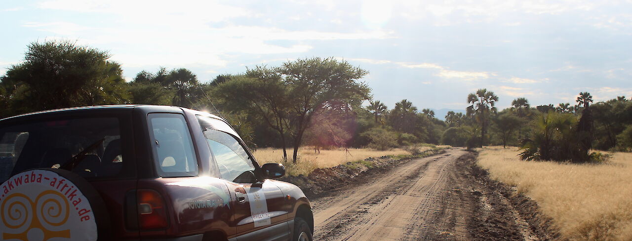 Akwaba-Geländewagen in Uganda auf der Piste