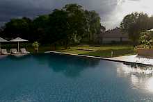 Pool mit Ausblick auf Grünanlage im Mount Meru Hotel