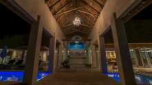 Toshari Lodge Rezeption und Eingangsbereich bei Nacht