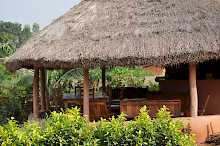 Veranda mit Strohdach in der Eco Benin Lodge Possotome