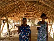 Bedienung im Restaurant der Eco Benin Lodge Possotome