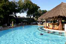 Pool mit Bar und Liegen im Baobab Beach Resort