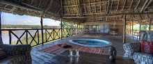 Veranda mit Pool der River Suite im Retreat Selous
