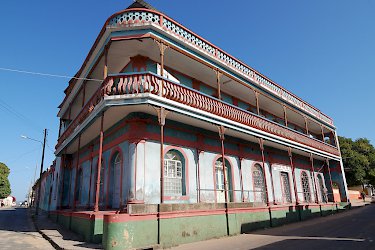 Farbenfrohes Gebäude in Inhambane