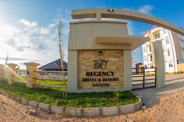 Eingang Regency Hotel & Resort Singida