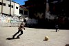 Kinder spielen Fußball in den Gassen der Medina