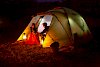 Abendstimmung im Camp vor dem Zelt