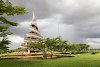 Am Monument der Wiedervereinigung in Yaoundé