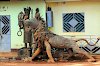 Skulpturen in der Handwerksstraße von Foumban