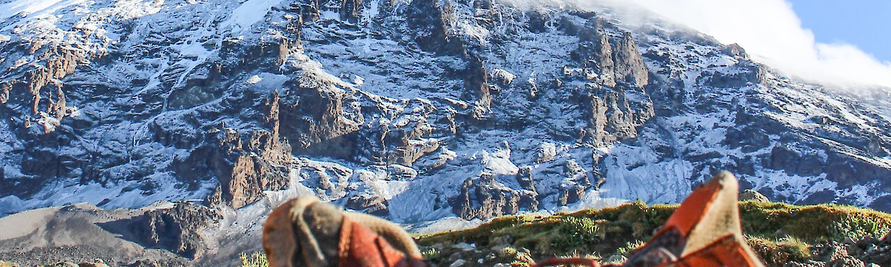 Wanderschuhe vor dem Kilimandscharo