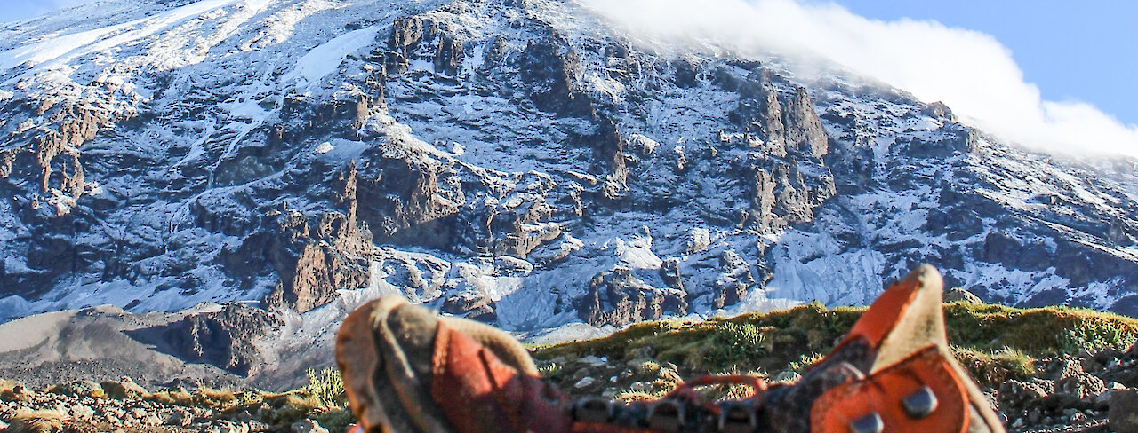 Wanderschuhe vor dem Kilimandscharo