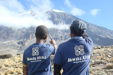 Mit Blick und Zeigefinger zum Kilimandscharo gerichtet
