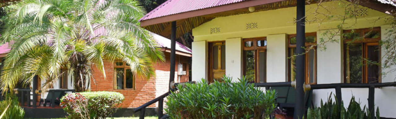 Bougainvillea Safari Lodge Eingang zu Unterkunft mit roter Treppe