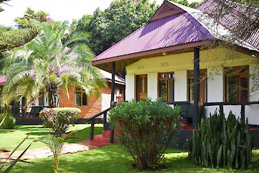 Bougainvillea Safari Lodge Eingang zu Unterkunft mit roter Treppe