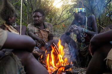 Hadzabe am Lagerfeuer