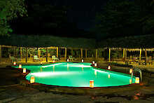 Der Pool bei Nacht im Samburu Interpids