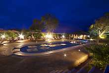Swimmingpool bei Nacht
