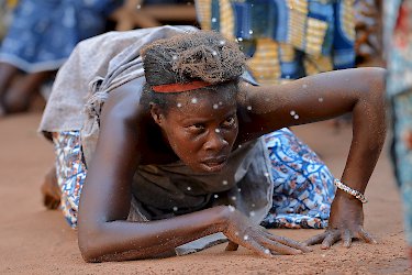 Praktizierende Voodoo-Frau