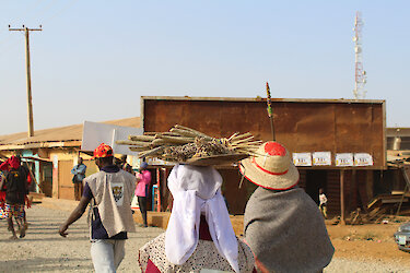 Eine Frau trägt Hirse