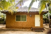 Außenansicht der Zimmer des Anomabo Beach Resorts