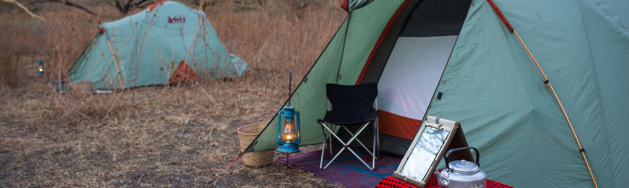 Eingang zum Zelt im Piyaya Camp mit Campingausrüstung