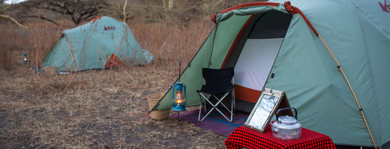 Eingang zum Zelt im Piyaya Camp mit Campingausrüstung