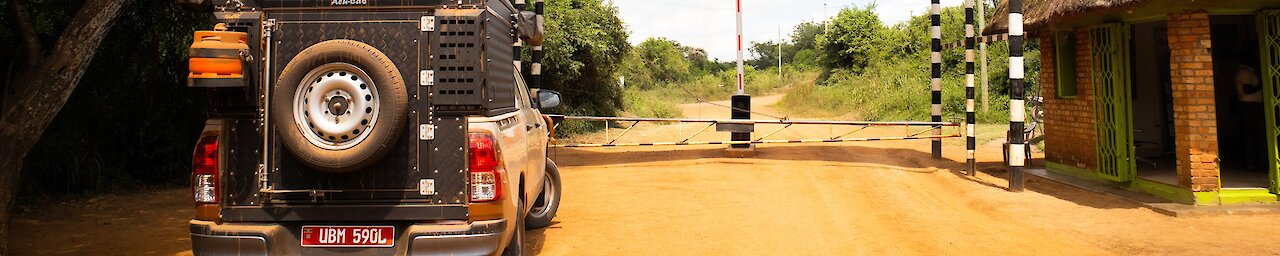 Toyota Hilux vor dem Sanga Gate des Lake-Mburo-Nationalparks