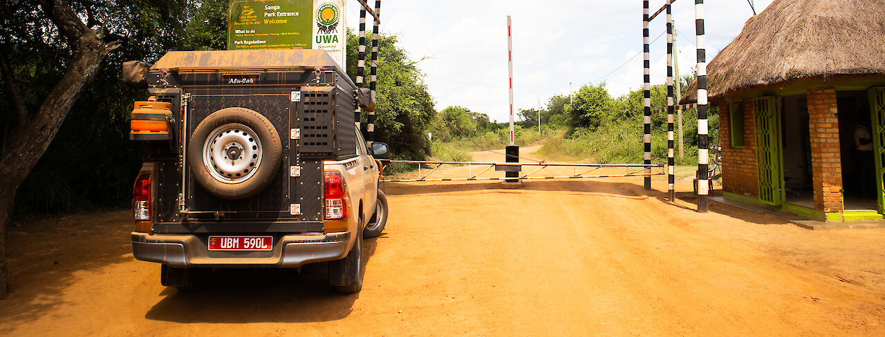 Toyota Hilux vor dem Sanga Gate des Lake-Mburo-Nationalparks