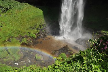 Sprühnebel und Regenbogen an den Sipi Falls in Uganda